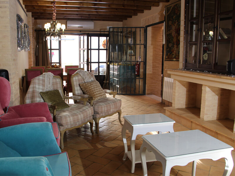 Salón equipado con juegos de mesas y libros. Casa Rural Andalucía Mía. Aracena.