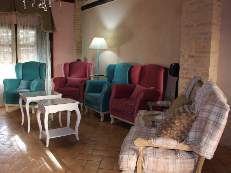 Salón de uso común ideal para una lectura tranquila junto al fuego.Casa Rural Andalucía Mía. Aracena.