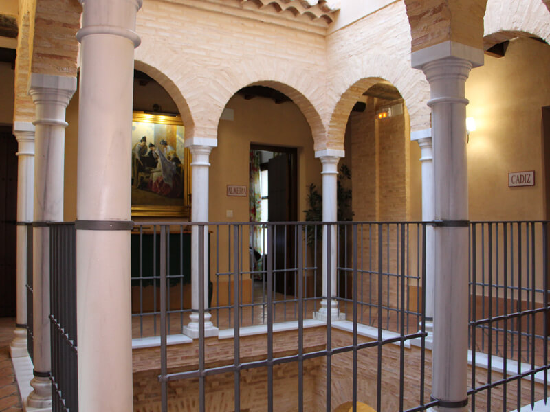Patio central columnado de mármol. Casa Rural Andalucía Mía Aracena.