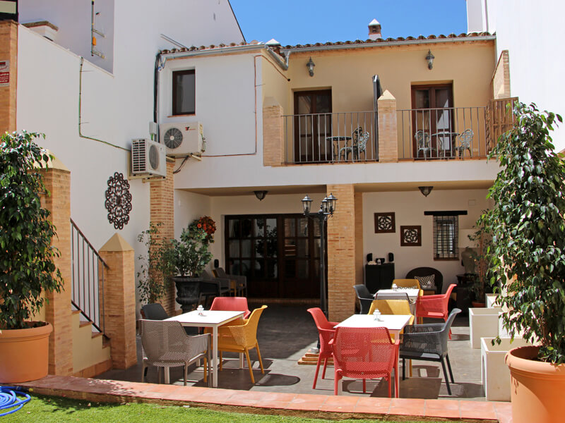 Un gran patio/jardín equipado con mobiliario exterior, barbacoa y solárium. Casa Rural Andalucía Mía. Aracena.